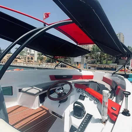 Gowater Watersports Club Hotel en barco